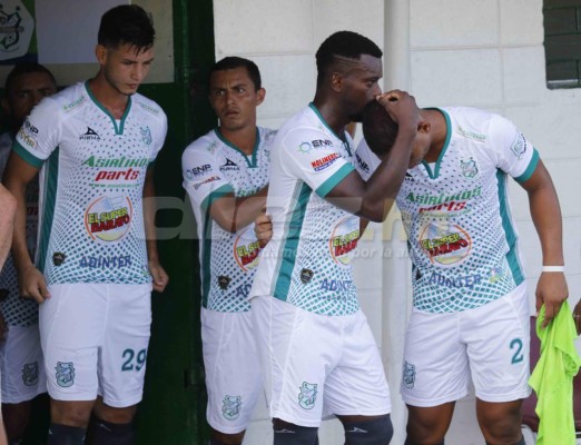 NO VISTE EN TV: El festejo de Platense y Diego Vazquez terminó bañado