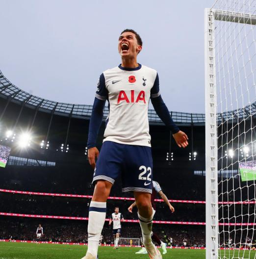 ¿Polémica relación? Lily Phillips habría conquistado el corazón de un jugador de la Premier League