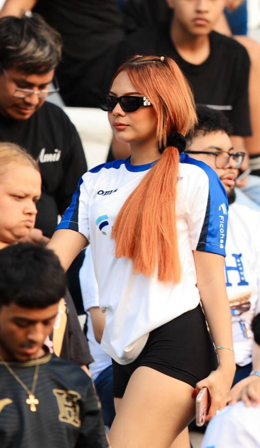 ¡Milagro Flores, de infarto! La Queso tiene a su jugador favorito en el juego de tiktokers entre Honduras y Brasil y ¿Quién es la hermosa de lentes?