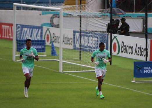 Enzo Torres y Luis Ortiz son los porteros este día del Marathón; el panameño César Samudio no aparece.