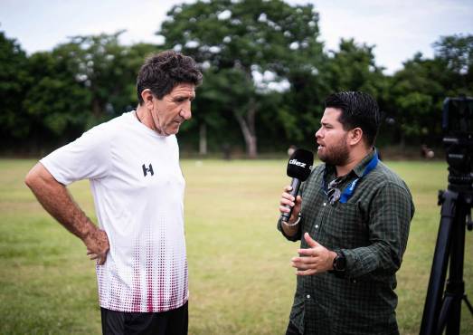Héctor Vargas atendiendo al periodista de DIEZ, Gustavo Roca.