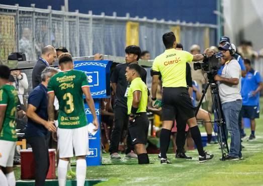 Jefferson Escobar revisa el video en el duelo entre Marathón y Motagua para sancionar un posible penal que al final decidió que no era tras pedido de Lavallén.