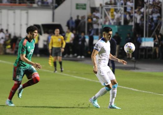 Jorge Sánchez marca a Luis Palma en el estadio Nacional Chelato Uclés. FOTOS: Mauricio Ayala | Andro Rodríguez | David Romero.