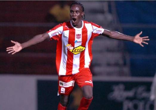 Comenzó su carrera en 2008 vistiendo la camiseta de Vida.