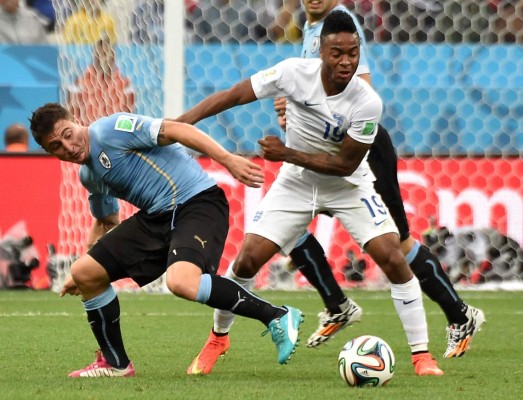 Uruguay ganó 2-1 a Inglaterra con un doblete de Luis Suárez