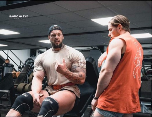 El fisicoculturista más alto del mundo: mide 1,96 y come 'tortilla con chocolate negro'