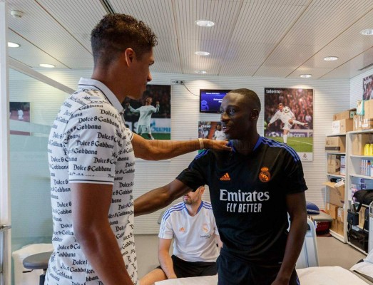 Entre lágrimas, emotivo discurso y abrazos: Así fue la despedida de Varane del Real Madrid