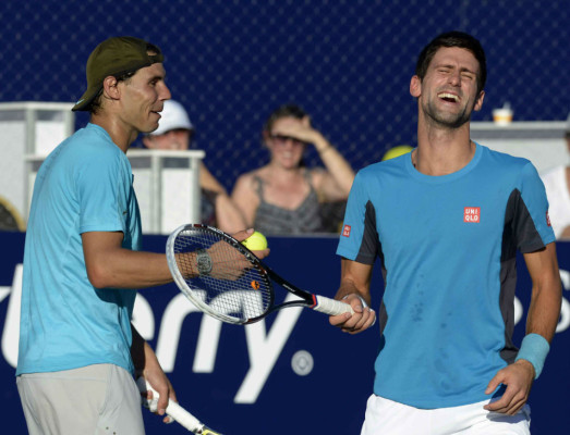 Nadal y Djokovic cierran gira con show de tenis y fútbol en Argentina.