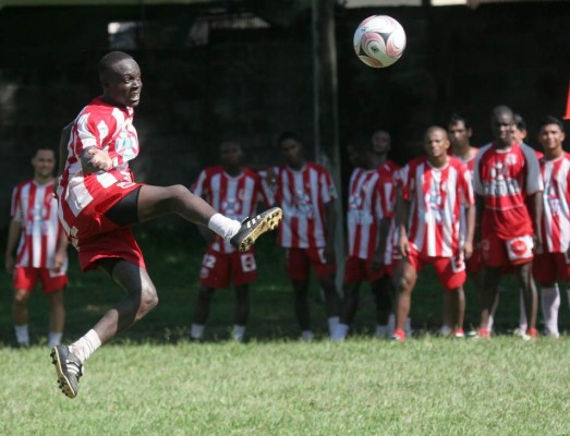 Los 19 futbolistas hondureños que han jugado en equipos del Medio Oriente