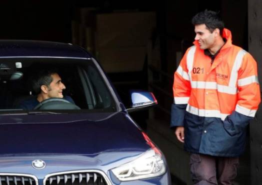 GRAFCAT9708. BARCELONA, 13/01/2020.- El entrenador del FC Barcelona, Ernesto Valverde, sale de la ciudad deportiva Joan Gamper tras el entrenamiento del equipo, que vive unos días convulsos a la espera de conocer detalles su futuro como entrenador azulgrana. EFE/Alejandro García.