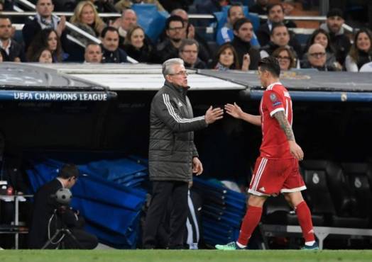 Bayern Munich's German head coach Jupp Heynckes (L) shakes hands with Bayern Munich's Colombian midfielder James Rodriguez as he leaves the pitch during the UEFA Champions League semi-final second-leg football match Real Madrid CF vs FC Bayern Munich in Madrid, Spain, on May 1, 2018. / AFP PHOTO / GABRIEL BOUYS