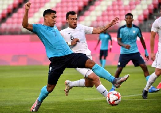 Honduras' midfielder Jose Reyes (L) fights for the ball with New Zealand's midfielder Clayton Lewis (2nd L) during the Tokyo 2020 Olympic Games men's group B first round football match between New Zealand and Honduras at the Ibaraki Kashima Stadium in Kashima on July 25, 2021. (Photo by SHINJI AKAGI / AFP)