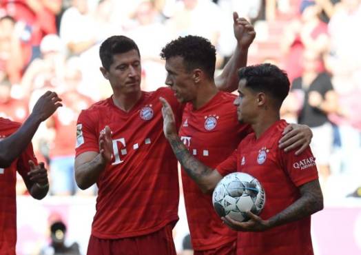 Bayern Munich's Croatian midfielder Ivan Perisic (2ndR) is congratulated by teammates Polish striker Robert Lewandowski, and Brazilian midfielder Philippe Coutinho after scoring during the German first division Bundesliga football match FC Bayern Munich versus Mainz 05 in Munich on August 31, 2019. (Photo by Christof STACHE / AFP) / RESTRICTIONS: DFL REGULATIONS PROHIBIT ANY USE OF PHOTOGRAPHS AS IMAGE SEQUENCES AND/OR QUASI-VIDEO