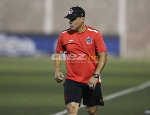 El camuflaje de Diego, el 'nuevo' DT de Olimpia y la euforia de Araújo