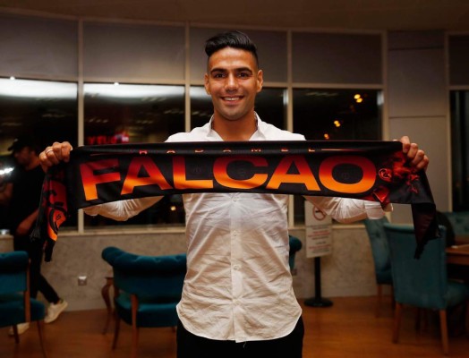 Así se recibe a un crack: Espectacular acogida a Falcao, nuevo jugador del Galatasaray
