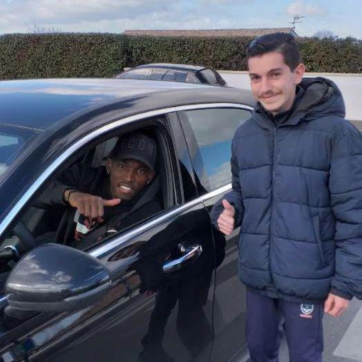 ¡Paseos, amigos y el auto que conduce! Así es la vida del hondureño Alberth Elis en Burdeos