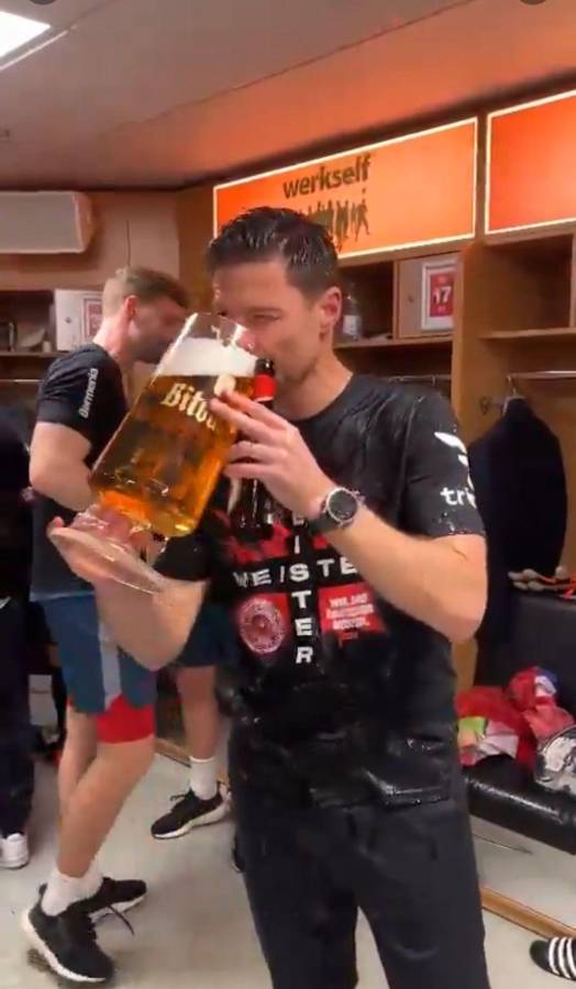 Fotos: Xabi Alonso se ‘hunde’ en el alcohol y la loca invasión de la afición del Bayer Leverkusen tras quedar campeones