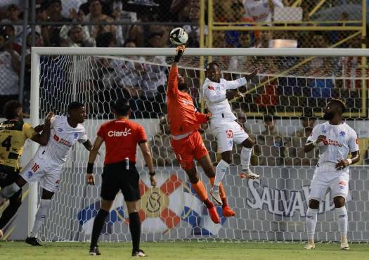 Edrick Menjívar defiende su arco de los ataques.