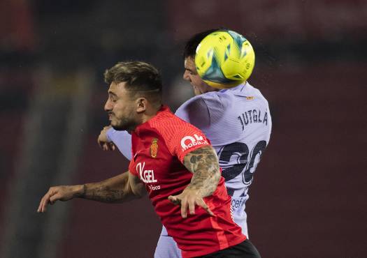 Pablo Maffeo y Ferran Jutgla del Barcelona en la disputa del balón.