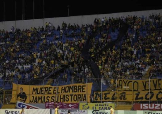 La afición del Real España llegó a darle el apoyo a la Máquina que lucha contra Olimpia. Foto Melvin Cubas
