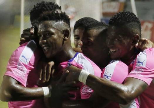 El delantero Romell Quioto celebra con sus compañeros la anotación con la que Olimpia está venciendo 1-0 a Real España en San Pedro Sula. Foto Melvin Cubas