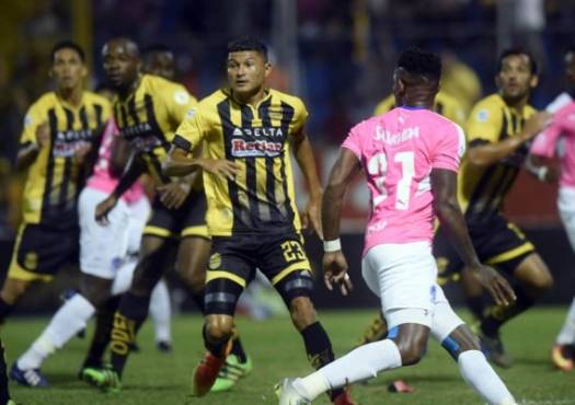 El partido ha iniciado muy movido en el Morazán de San Pedro Sula. Edder Delgado marca al delantero Romell Quioto. Foto Melvin Cubas