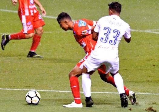 Costa Rica's Santos de Guapiles player Reimond Salas (L) vies for the ball with Honduras Olimpia Michael Chirinos (R) during their Concacaf League final at the National Stadium in San Jose, Costa Rica, on October 26, 2017. / AFP PHOTO / Ezequiel BECERRA