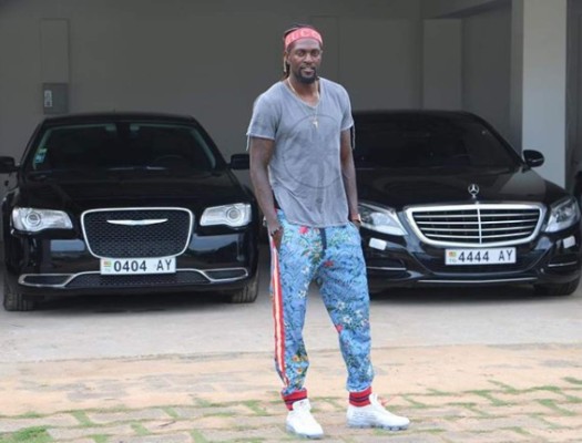 Hasta duerme con ellos: La increíble flota de autos de Emmanuel Adebayor