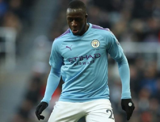 Con cancha de fútbol en el interior: La increíble mansión de Mendy, el crack del Manchester City