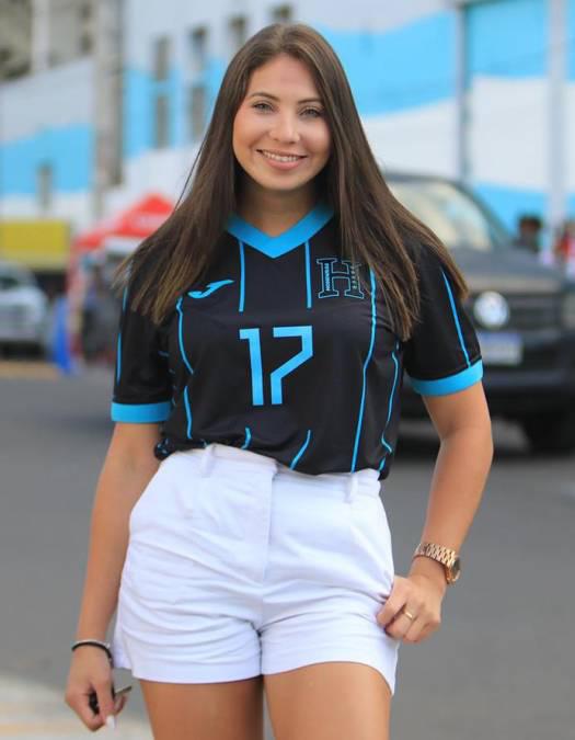 ¿De qué equipo es? Así es Annie Córdova, la chica que conquistó a Luis Palma y se robó las miradas en la Liga de Naciones