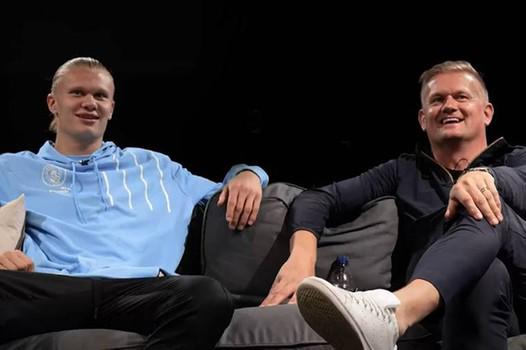 Haaland y su padre Alf-Inge hablando del documental ‘Haaland, the big decision’.