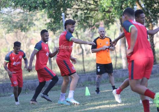 Carlos Castellanos, Danilo Tobías, Agustín Auzmendi y Cristian Altamarino durante el entrenamiento pampero dirigido por el argentino Sandro Di Gio. FOTO: Alex Pérez