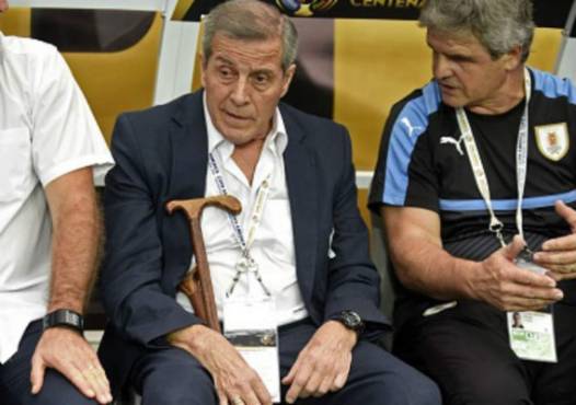 Uruguay's coach Oscar Washington Tabarez follows the game during the Russia 2018 World Cup quarter-final football match between Uruguay and France at the Nizhny Novgorod Stadium in Nizhny Novgorod on July 6, 2018. / AFP PHOTO / Martin BERNETTI