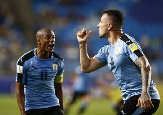 KHC01. Suwon (Korea, Republic Of), 21/05/2017.- Nicolas Schiappacasse ( R ) of Uruguay celebrates after scoring during the group stage match of the FIFA U-20 World Cup 2017 between Italy and Uruguay in Suwon, South Korea, 21 May 2017. Uruguay won 1-0. (Mundial de Fútbol, Corea del Sur, Italia) EFE/EPA/KIM HEE-CHUL