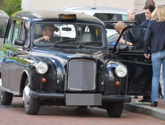 Fotos: El primer día de Guardiola en Manchester, llegó en taxi a la presentación