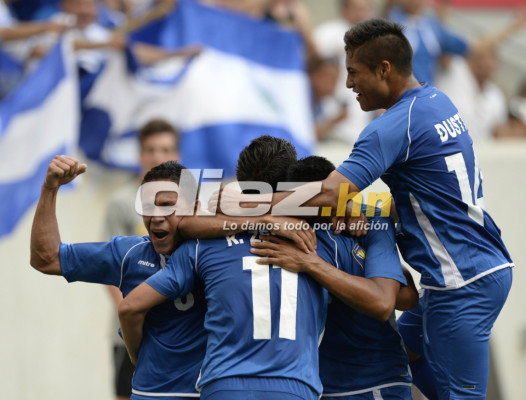 El Salvador y Trinidad y Tobago empatan en su debut