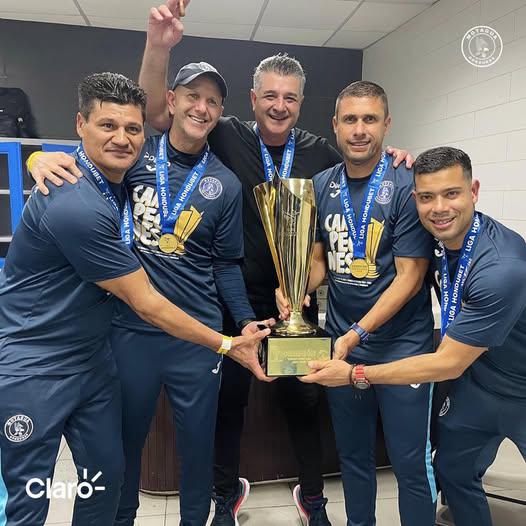 ¡Festejo del campeón! Besos al goleador, Diego Vázquez celebró en el camerino y locura de la plantilla de Motagua con el título
