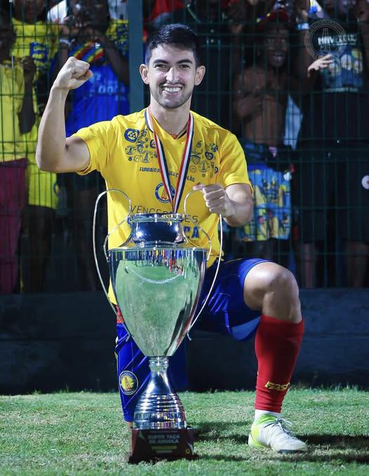 Jonathan Rubio celebrando un título más con el Petro Luanda.
