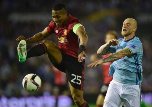 Manchester United's Ecuadorian defender Antonio Valencia (L) vies with Celta Vigo's Swedish forward John Guidetti during their UEFA Europa League semi final first leg football match RC Celta de Vigo vs Manchester United FC at the Balaidos stadium in Vigo on May 4, 2017. / AFP PHOTO / MIGUEL RIOPA