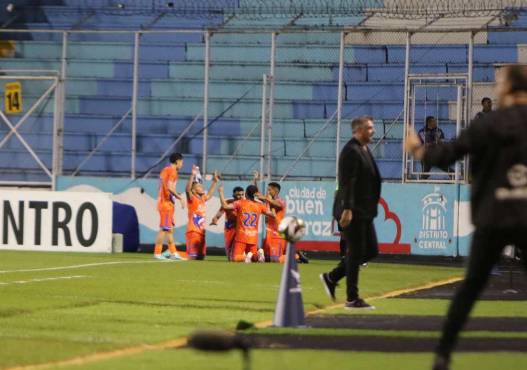 Motagua vapulea a la UPNFM en el inicio del Apertura 2024 con hattrick incluido de Agustín Auzmendi