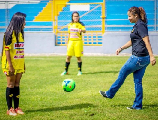 Waldina Mejía, la bella entrenadora del equipo femenino de Real España