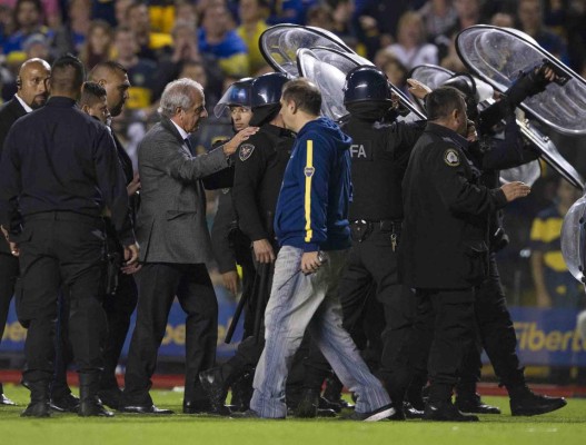 Aficionados de Boca Juniors lanzan gas pimienta a jugadores de River Plate