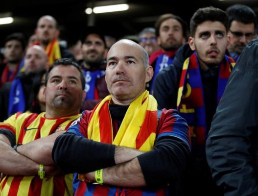 Devastados: Así sufrieron los aficionados del Barcelona el batacazo de Anfield