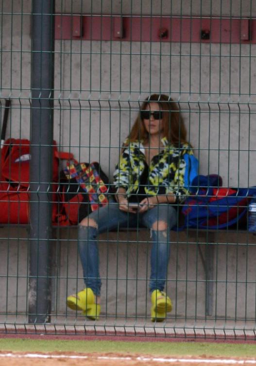 Incómodo momento: Shakira y Piqué estuvieron en un partido de béisbol de su hijo y así fueron captados