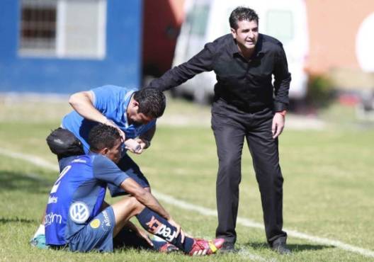 Diego la barbie Vasquez en el estadio Sergio Reyes durante el juego de la #1 Jornada del torneo clausura 2014, entre el local Deportes Savio y Motagua, Mientras Juan Pablo Montes es atendido en la orilla de la cancha. (Fotografia: Jose Valle)
