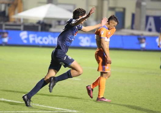 Mathías Vázquez anotó el 4-0 de Motagua sobre Lobos, goleando en su debut. FOTO: David Romero