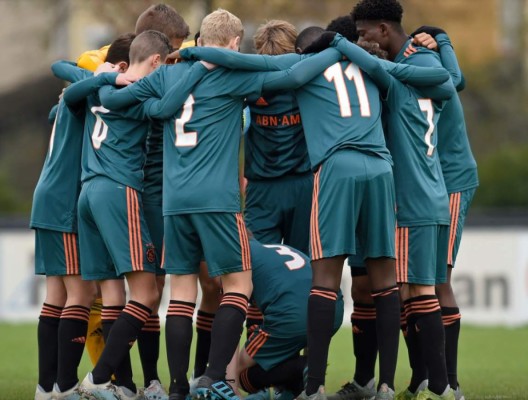 El increíble físico de David Easmon, la joya del Ajax de 14 años que mide 1.90 metros