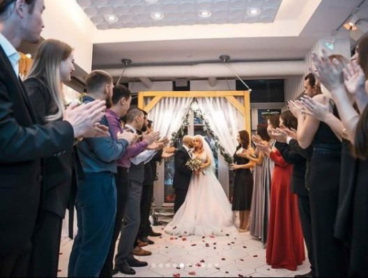 Así fue la gran boda del popular fisicoculturista ruso, Yuri Tolochko, con una muñeca de silicona