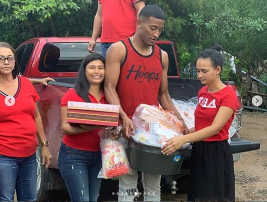 Jugadores y equipos de fútbol que entregaron ayudas en fiestas navideñas