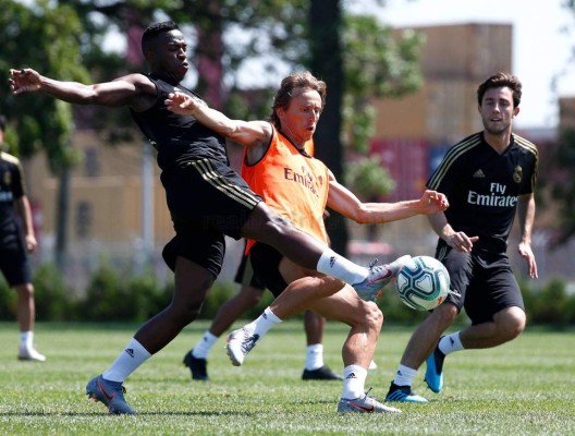 El minuto de silencio por Zidane y el nuevo 'look' de Sergio Ramos en la práctica del Real Madrid